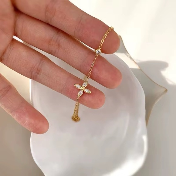 18K Gold Plated Cubic Zirconia Flower Necklace - Picture 6 of 9